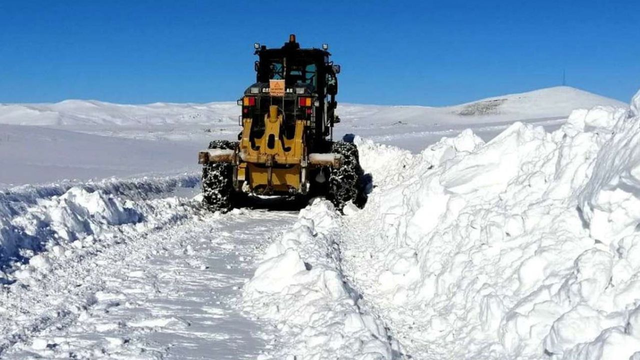 Van’da yoğun kar yağışı nedeni ile 165 yerleşim yeri ulaşıma kapandı