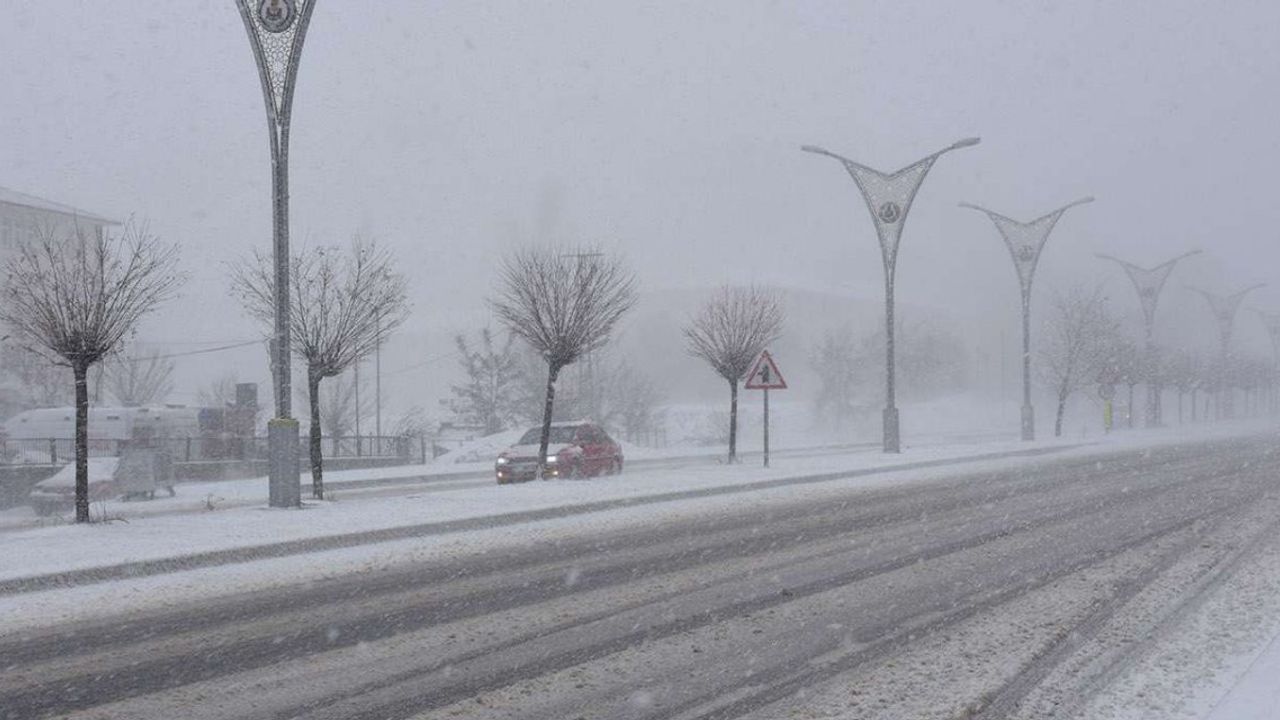 Bitlis'te kar yağışı ve fırtına oluştu