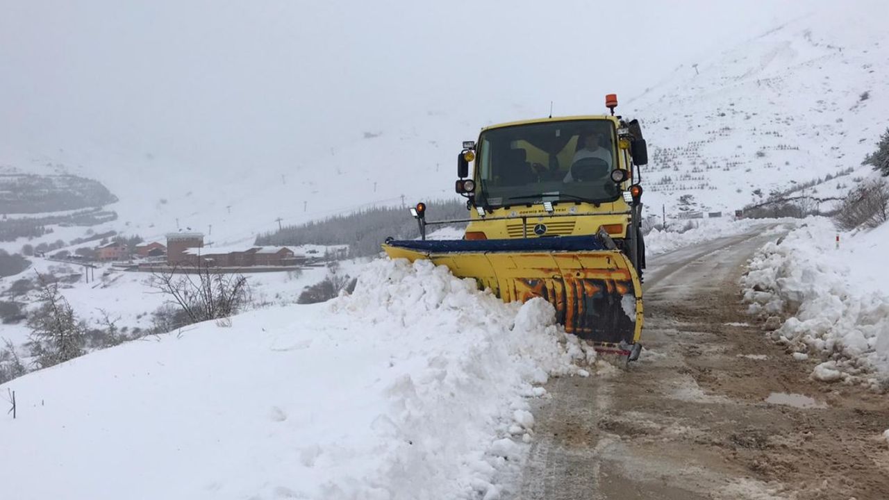 Ödemiş Bozdağ'da ekipler kış mücadelesinde