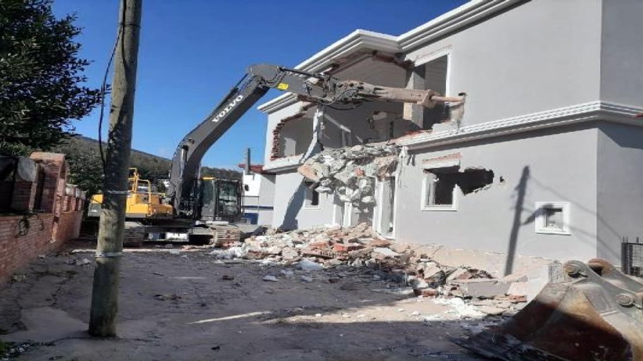 Bodrum'da kaçak yapıların yıkımı sürüyor