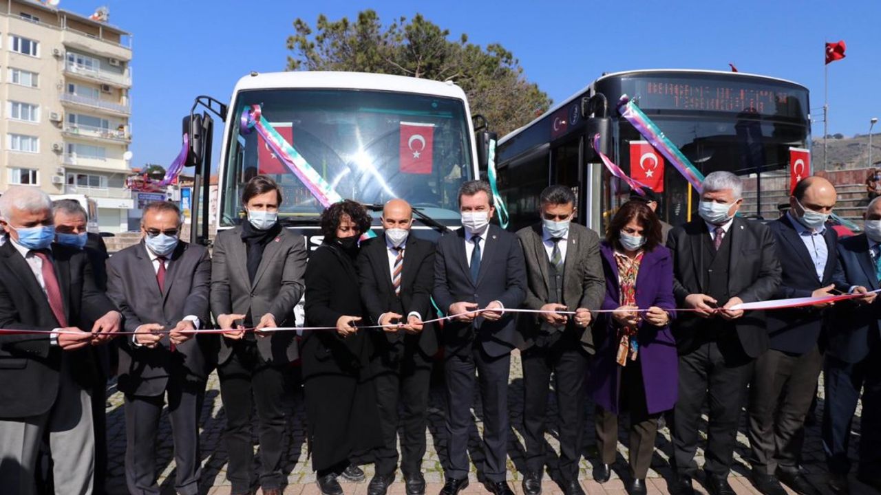 İzmir Büyükşehir Belediyesi Bergama Belediyesi’ne iki adet otobüs hediye etti