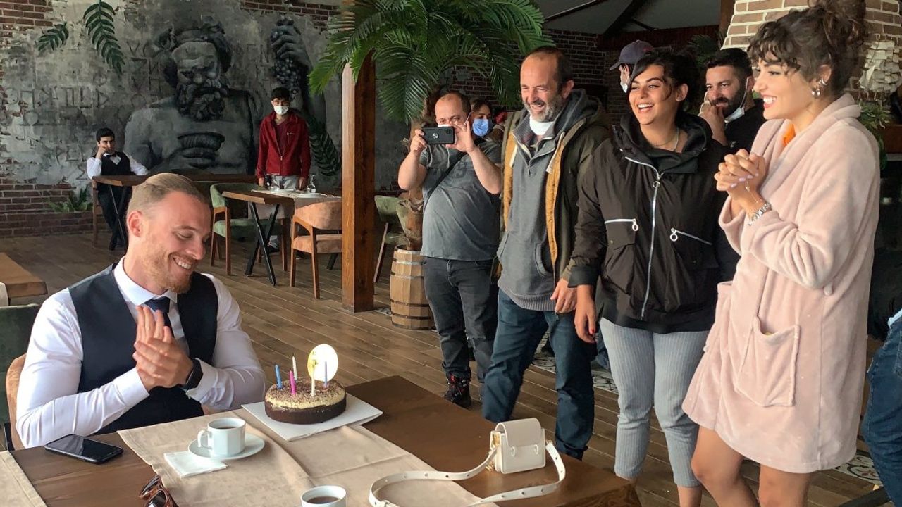 Kerem Bürsin'e Sen Çal Kapımı setinde sürpriz doğum günü